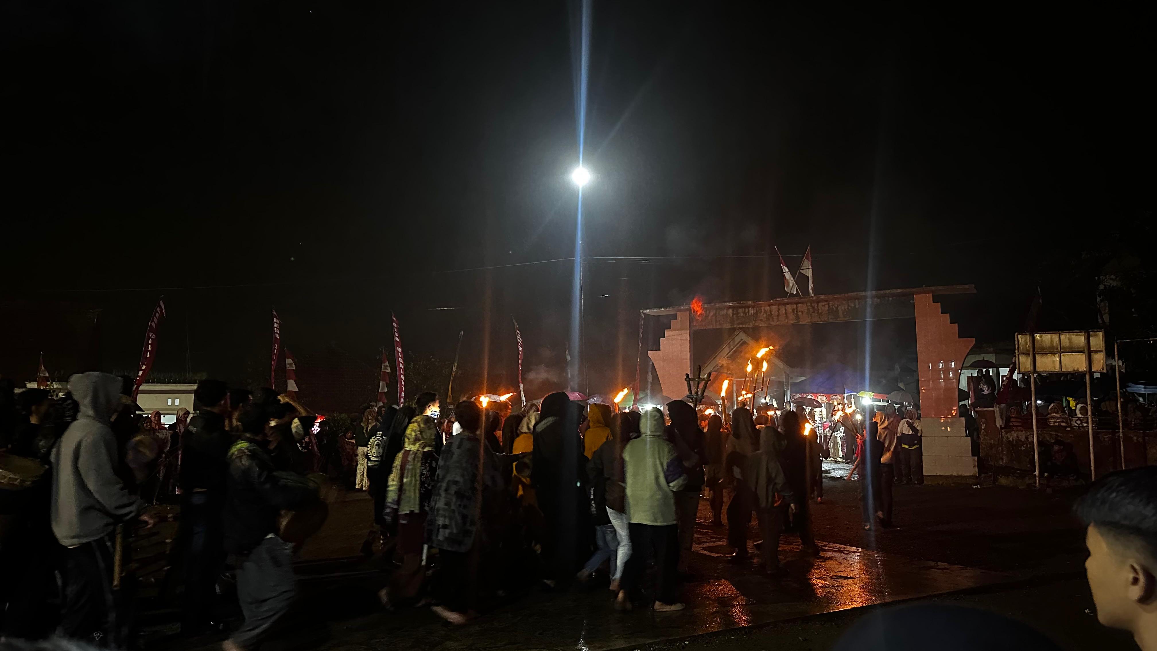 Semarak Pawai Obor Desa Cigalontang: Menjaga Nyala Kebersamaan dan Nilai Gotong Royong